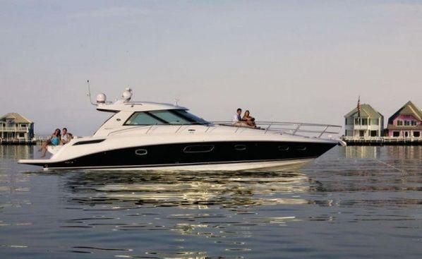 Моторная яхта Sea Ray 450 Sundancer